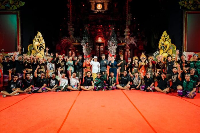 Bupati Badung I Wayan Adi Arnawa bersama Wakil Bupati Badung Bagus Alit Sucipta menyaksikan penampilan Duta Kabupaten Badung dalam Wimbakara Baleganjur Remaja PKB XLVIII Tahun 2026 di Panggung Terbuka Ardha Candra, Taman Budaya Art Center Denpasar, Kamis (18/6/2026)