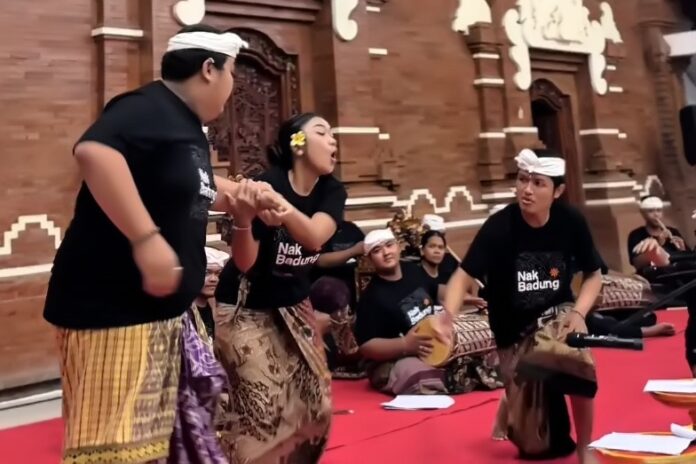 Bupati Badung I Wayan Adi Arnawa saat menyaksikan gladi bersih Sanggar Seni Semar Pegulingan Sekar Tunjungbiru di Balai Banjar Anyar, Kelurahan Tanjung Benoa, Kuta Selatan, Rabu (10/6/2026)