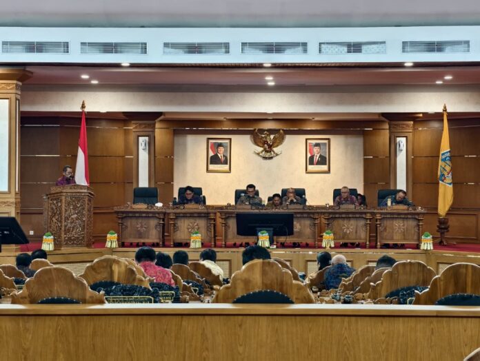 Tjokorda Gede Agung saat membacakan penjelasan dewan terhadap Raperda Inisiatif DPRD Bali tentang Tata Cara Penyusunan Produk Hukum Daerah dalam Rapat Paripurna ke-41 Masa Persidangan III Tahun Sidang 2025-2026 yang berlangsung di Ruang Sidang Utama DPRD Bali, Jumat (19/6/2026)