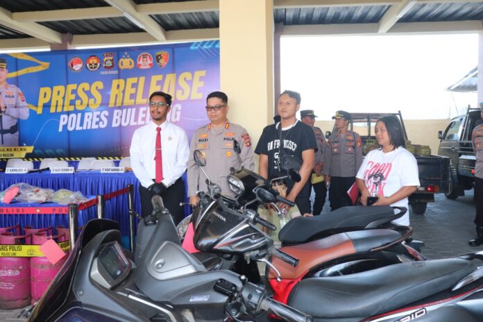 Penyerahan barang bukti sepeda motor oleh Kapolres Buleleng AKBP Ruzi Gusman kepada pemilik di Mapolres Buleleng