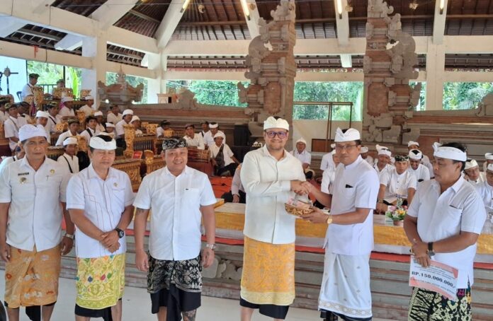 Wakil Ketua Komisi I DPRD Kabupaten Badung, I Gusti Lanang Umbara, menghadiri Upacara Ngeratep Petapakan di Pura Dalem Bebalang, Desa Adat Carangsari, Kecamatan Petang, Kabupaten Badung, Rabu (10/6/2026)