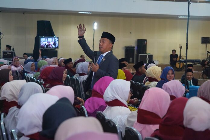 Menteri Kependudukan dan Pembangunan Keluarga/Kepala BKKBN, Dr. Wihaji saat memberikan orasi ilmiah pada Pengambilan Sumpah Profesi Guru Universitas Islam Negeri (UIN) Salatiga.