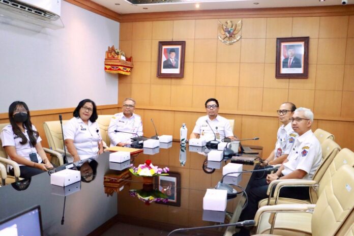 Wakil Wali Kota Denpasar, I Kadek Arya Wibawa saat mengikuti Rapat Koordinasi Penanggulangan Kemiskinan (RKPK) Provinsi Bali, di Ruang Rapat Wakil Wali Kota Denpasar
