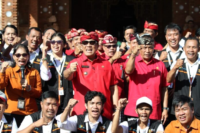 Bupati Tabanan, Dr. I Komang Gede Sanjaya, S.E., M.M., dalam Apel Penguatan Komitmen Bersama Menyukseskan Sensus Ekonomi 2026 Kabupaten Tabanan yang berlangsung di Halaman Depan Kantor Bupati Tabanan, Selasa (23/6/2026)