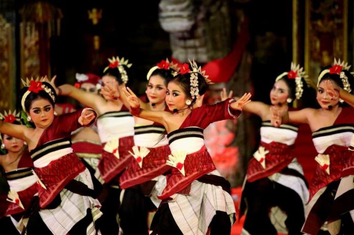 Penampilan Utsawa (Parade) Duta Kabupaten Tabanan sukses memukau penonton yang memadati Panggung Terbuka Ardha Candra, Taman Budaya Provinsi Bali, Minggu (14/6/2026) malam