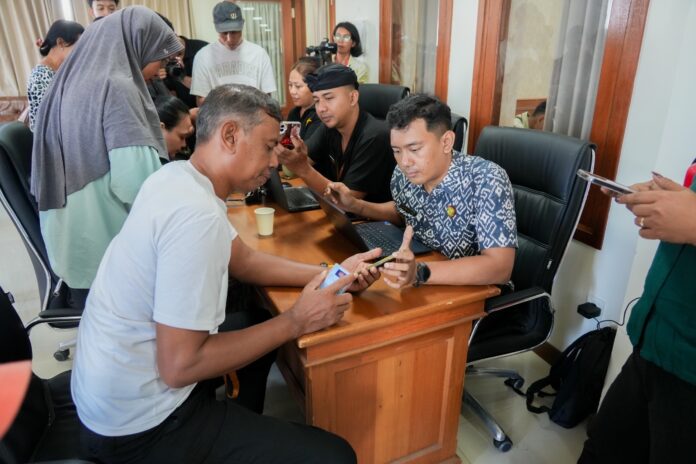 Dinas Sosial Badung saat melakukan uji coba perluasan program digitalisasi bantuan sosial (bansos) melalui aplikasi Perlindungan Sosial (Perlinsos) yang berlangsung di Kantor Camat Kuta Utara, Kamis (4/6/2026)