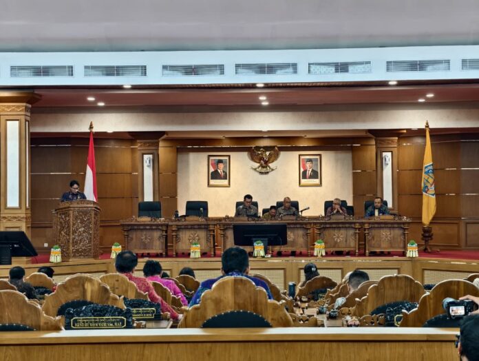 Wakil Gubernur Bali, I Nyoman Giri Prasta saat menyampaikan Penjelasan Gubernur terkait Raperda tentang Pertanggungjawaban Pelaksanaan Anggaran Pendapatan dan Belanja Daerah (APBD) Provinsi Bali Tahun Anggaran 2025 dalam Rapat Paripurna ke-41 Masa Persidangan III Tahun Sidang 2025-2026 yang berlangsung di Ruang Sidang Utama DPRD Bali