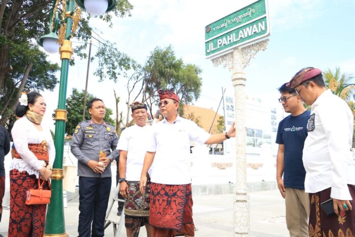 Pemasangan plang nama jalan dari sampah plastik di titik nol Kota Singaraja oleh Bupati Buleleng I Nyoman Sutjidra