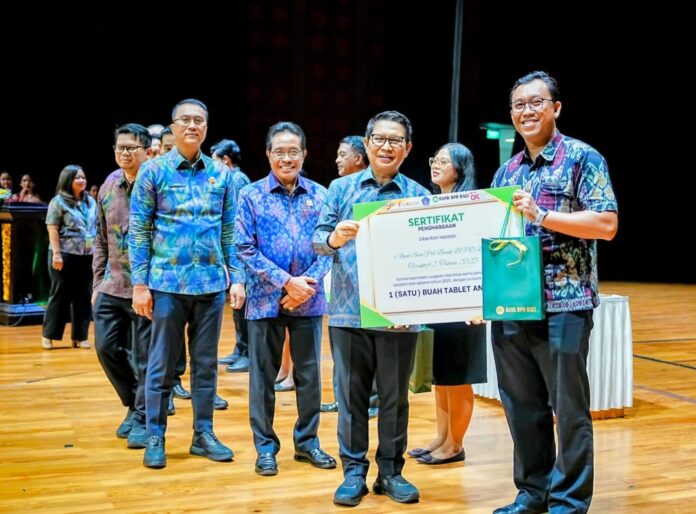 Bupati Wayan Adi Arnawa saat membuka Badung Education Fair 2026 sekaligus meluncurkan Program Beasiswa Nak Badung di Balai Budaya Giri Nata Mandala, Puspem Badung, Selasa (9/6/2026)