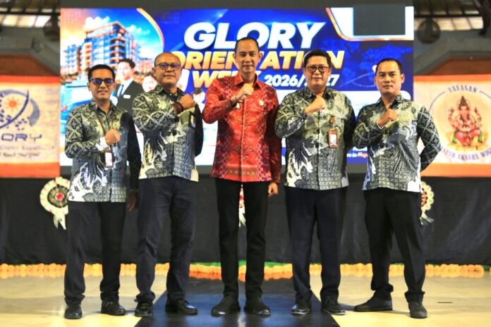 Wakil Bupati Klungkung, Tjokorda Gde Surya Putra, mewakili Bupati Klungkung, secara resmi membuka kegiatan Glory Orientation Week tahun akademik 2026/2027 yang berlangsung di Balai Budaya Ida Dewa Agung Jambe