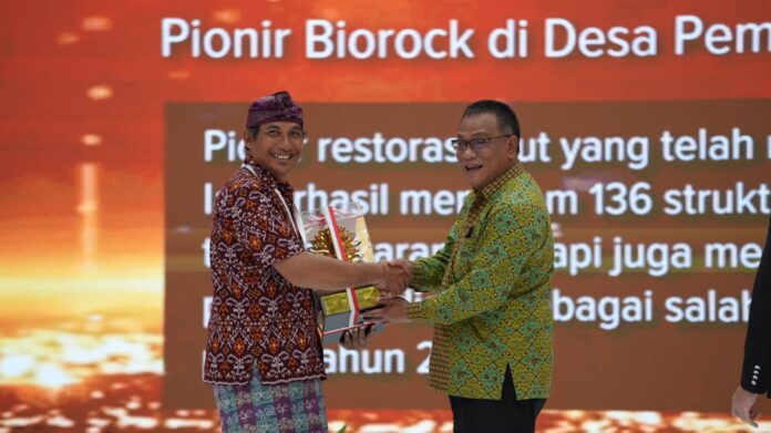Komang Astika penggagas inovasi teknologi bernama Biorock di Desa Pemuteran, Kecamatan Gerokgak, Buleleng saat menerima penghargaan Kalpataru 2026 di Jakarta