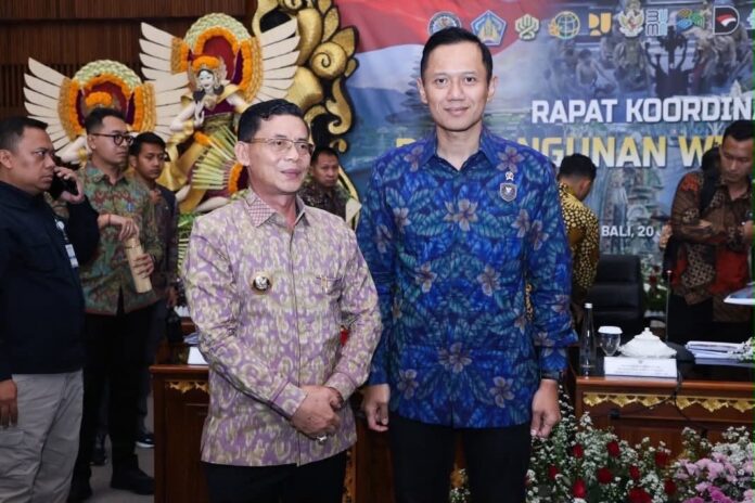Bupati Klungkung, I Made Satria menghadiri Rapat Koordinasi (Rakor) Tingkat Menteri terkait pengembangan wilayah Provinsi Bali yang berlangsung di Gedung Wiswa Sabha Utama
