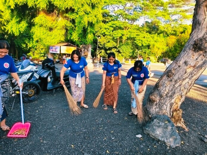 Kegiatan bersih-bersih pasca acara piodalan di Pura Ponjok Batu dan berhasil mengumpulkan sampah sebanyak dua mobil pickup