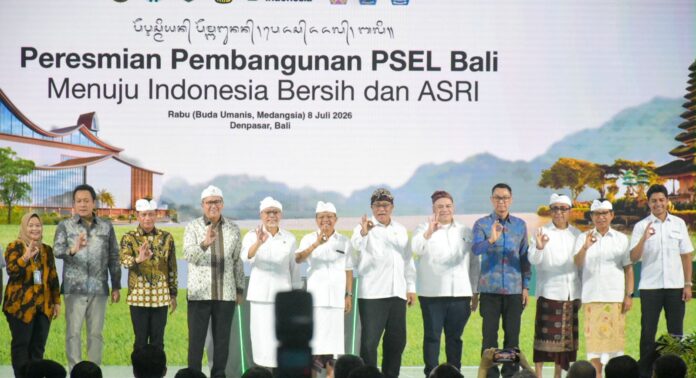 Wali Kota Denpasar, I Gusti Ngurah Jaya Negara bersama Wakil Wali Kota Denpasar, I Kadek Agus Arya Wibawa saat menghadiri seremoni peresmian pembangunan (groundbreaking) yang ditandai dengan menuangkan sampah ke tempat pembuangan sampah di Kawasan Kelurahan Pedungan, Denpasar Selatan