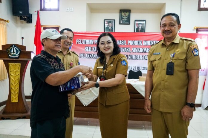 Ketua Dekranasda Kabupaten Badung, Ny. Rasniathi Adi Arnawa, membuka Pelatihan Pengemasan Hasil Produk Industri Pangan sekaligus menyerahkan bantuan alat pengemasan kepada pelaku IKM di Ruang Rapat Kantor Lurah Sading, Kecamatan Mengwi, Senin (20/7/2026)
