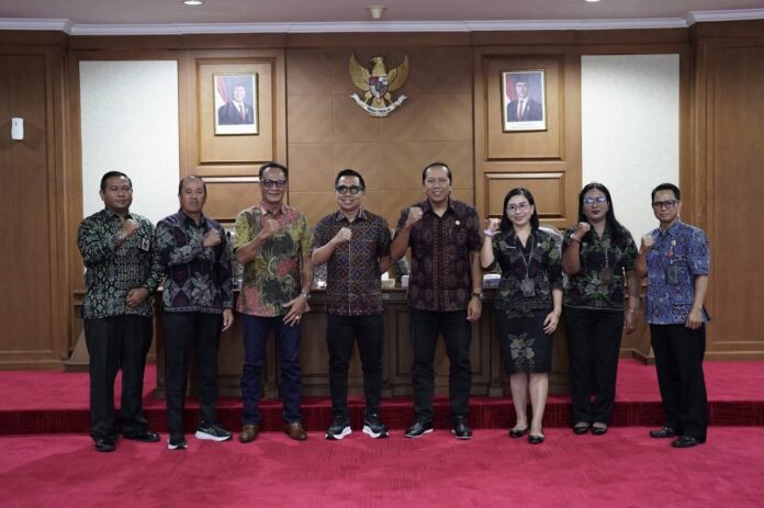 Ketua Panitia Khusus (Pansus) DPRD Kabupaten Badung, I Made Rai Wirata memimpin langsung Rapat Kerja (Raker) lanjutan di Ruang Rapat DPRD Kabupaten Badung, Selasa (7/7/2026)