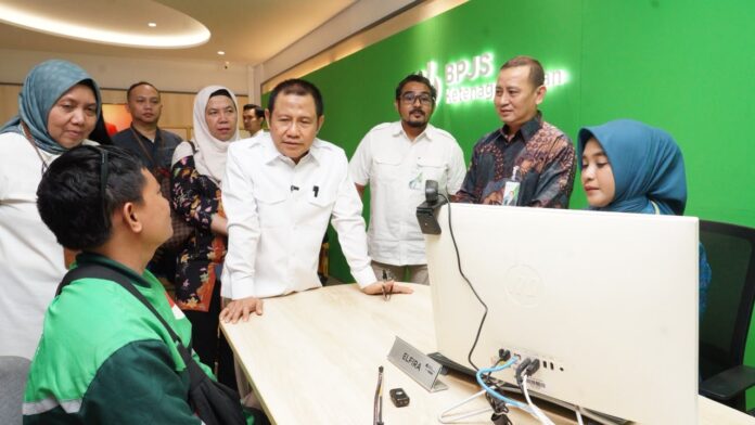 Menteri Koordinator Bidang Pemberdayaan Masyarakat (Menko PM) Muhaimin Iskandar saat meninjau langsung pelayanan di BPJS Ketenagakerjaan Kantor Cabang Bali Denpasar, Rabu (8/7/2026)