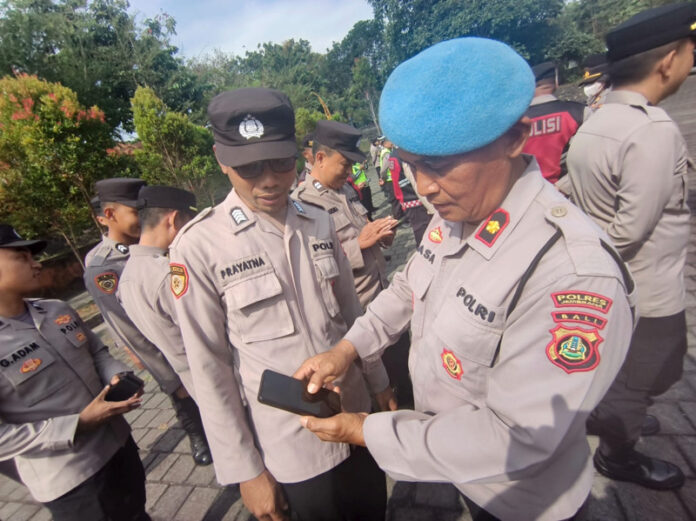 Sipropam Polres Jembrana melakukan pemeriksaan Ponsel personel