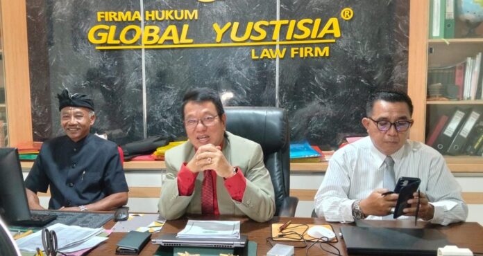 Kuasa Hukum Desa Adat Yeh Sanih, Wirasanjaya bersama Kelian Adat Yeh Sanih Jro Sukresna atau Jro Cilik saat memberikan keterangan pers