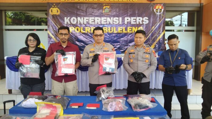 Kapolres Buleleng AKBP Ruzi Gusman saat menunjukkan barang bukti dugaan tindak pidana pencurian dengan modus konten TikTok