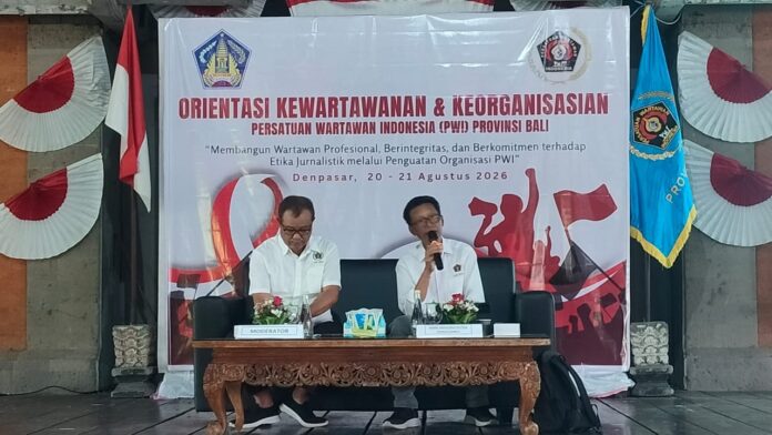 Ketua Dewan Kehormatan Persatuan Wartawan Indonesia (PWI) Provinsi Bali periode 2025–2030, IGMB Dwikora Putra saat menjadi narasumber dalam Orientasi Kewartawanan dan Keorganisasian (OKK) PWI Provinsi Bali 2026 di Gedung PWI Bali, Kamis (20/8/2026)