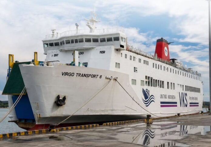 Kapal Motor Penumpang (KMP) Virgo Transport 8 saat bersandar di dermaga. (Foto: Instagram virgokaryashipping)