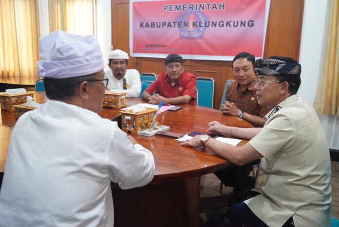 Bupati Klungkung, I Made Satria, menerima audiensi jajaran pengurus Parisada Hindu Dharma Indonesia (PHDI) Kabupaten Klungkung di Ruang Rapat Kantor Bupati Klungkung