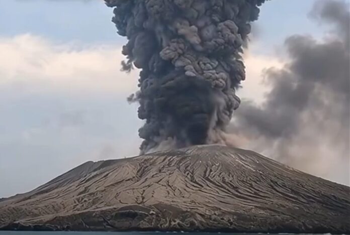 Erupsi Gunung Anak Krakatau terletak di perairan Selat Sunda, di antara Pulau Jawa dan Pulau Sumatera yang swcara adminisfratif masuk ke dalam wilayah Kabupaten Lampung Selatan, Provinsi Lampung. (Foto: Instagram)
