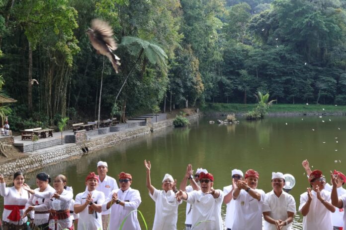 Bupati Tabanan, Dr. I Komang Gede Sanjaya, S.E., M.M., bersama Wakil Bupati Tabanan, I Made Dirga, beserta jajaran mengikuti persembahyangan bersama di Pura Luhur Batukau, Sabtu (5/9/2026)