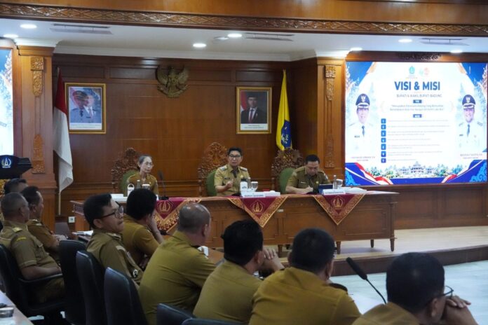 Bupati Badung I Wayan Adi Arnawa saat membuka Rapat Koordinasi Perencanaan Pembangunan Desa di Ruang Kriya Gosana, Puspem Badung, Senin (14/9/2026)