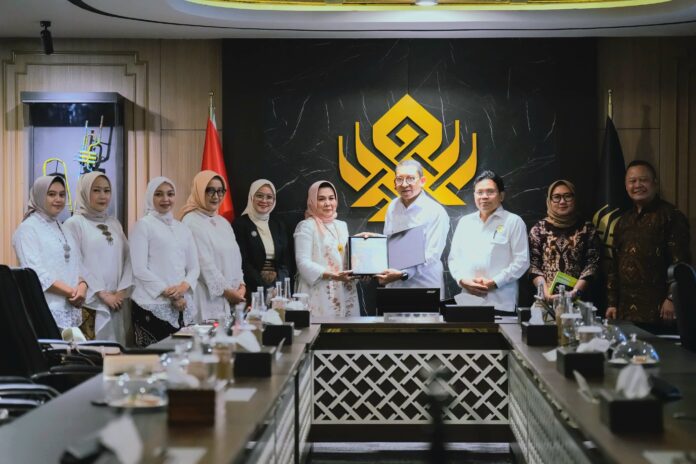 Menteri Kebudayaan RI, Fadli Zon, menerima Yayasan Mestika Wanodja Indonesia dalam pertemuan yang membahas pelestarian dan pemanfaatan Gedung De Majestic di Jalan Braga, Kota Bandung, Jawa Barat.