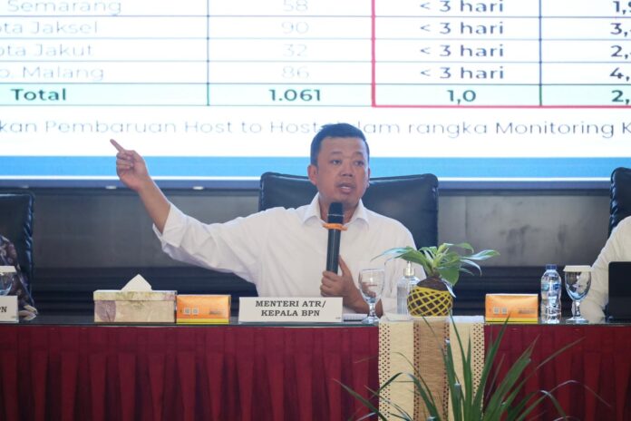 Menteri Nusron saat memimpin Rapat Koordinasi (Rakor) Transformasi Layanan Pertanahan bersama Kepala Kantor Wilayah (Kakanwil) dan 148 Kepala Kantor Pertanahan (Kantah) se-Indonesia di Pendopo Sasana Widya Bhumi, Politeknik Agraria STPN, Sleman, Daerah Istimewa Yogyakarta, Jumat (4/9/2026)