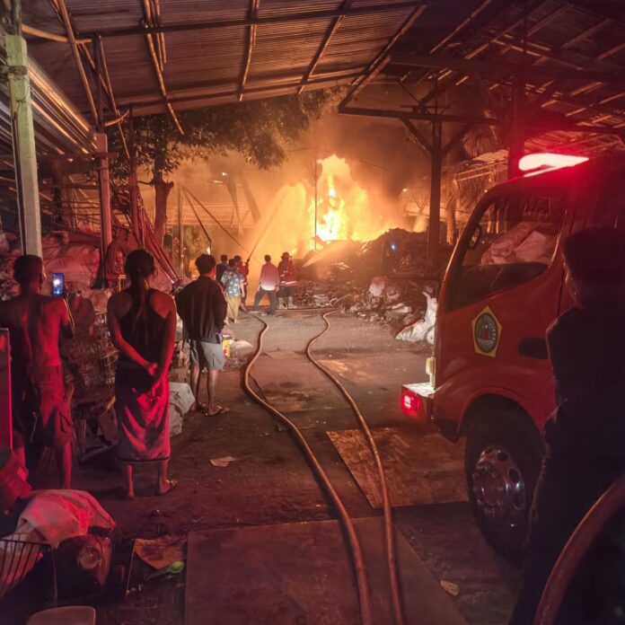 Nampak gudang rongsokan di Banjar Blahpane Kelod, terbakar. Kebakaran diduga akibat korsleting listrik