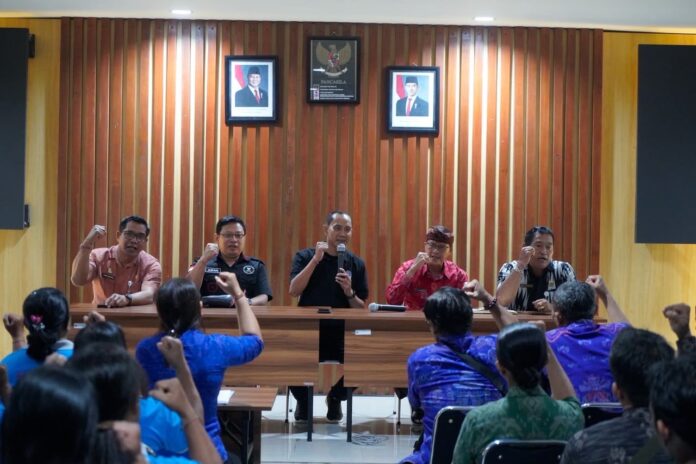 Wakil Bupati Klungkung, Tjokorda Gede Surya Putra memberikan arahan sekaligus motivasi kepada para petugas pengelola Pasar Semarapura, Pasar Galiran, dan Pasar Kusamba bertempat di di ruang rapat Kantor Inspektorat Kabupaten Klungkung