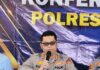 WNA Asal Iran Dibekuk Usai Tipu Warga Pancasari, Modus Pura-pura Tukar Uang Kapolres Buleleng AKBP Ruzi Gusman saat merilis kasus dugaan penipuan yang dilakukan WNA asal Iran di Desa Pancasari, Kecamatan Sukasada, Buleleng