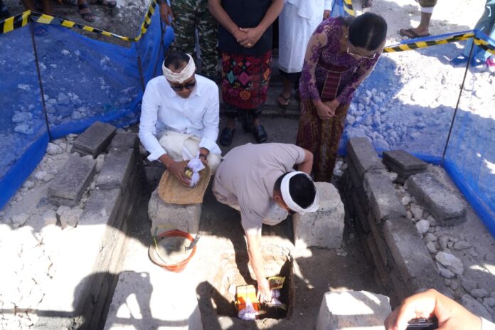Bupati Klungkung, I Made Satria bersama Wakil Bupati Klungkung, Tjokorda Gde Surya Putra, memimpin peletakan batu pertama (groundbreaking) tanda dimulainya Pembangunan Pasar Mentigi di Desa Batununggul, Kecamatan Nusa Penida, Kabupaten Klungkung