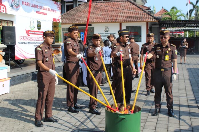 Proses pemusnahan barang bukti yang sudah berkekuatan hukum tetap (inkracht) oleh Kejaksaan Negeri Buleleng