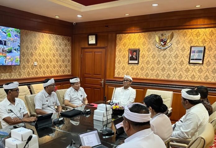 Rapat pembahasan Peninjauan NJOP PBB-P2 2027 yang dipimpin Wali Kota Denpasar, I Gusti Ngurah Jaya Negara, dengan pemaparan dari Kepala Badan Pendapatan Daerah (Bapenda) Kota Denpasar, I Nyoman Denny Widya didampingi lengkap bersama Sekretaris Badan, Kepala Bidang, dan Kepala Upt, bertempat di Kantor Wali Kota Denpasar