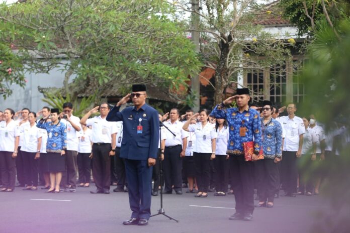 Pemerintah Kabupaten Klungkung melaksanakan apel Peringatan Hari Sumpah Pemuda ke-98 Tahun 2026 di Halaman Belakang Kantor Bupati Klungkung
