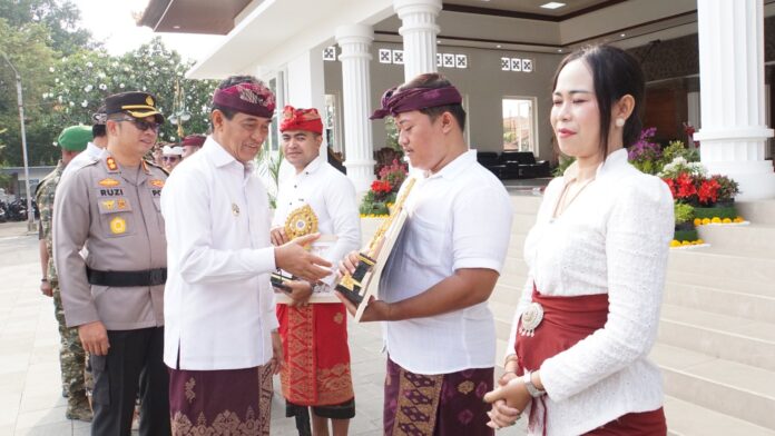 Wakil Bupati Buleleng, Gede Supriatna saat menyerahkan penghargaan kepada pemuda pelopor Kabupaten Buleleng di Lobby Kantor Bupati Buleleng