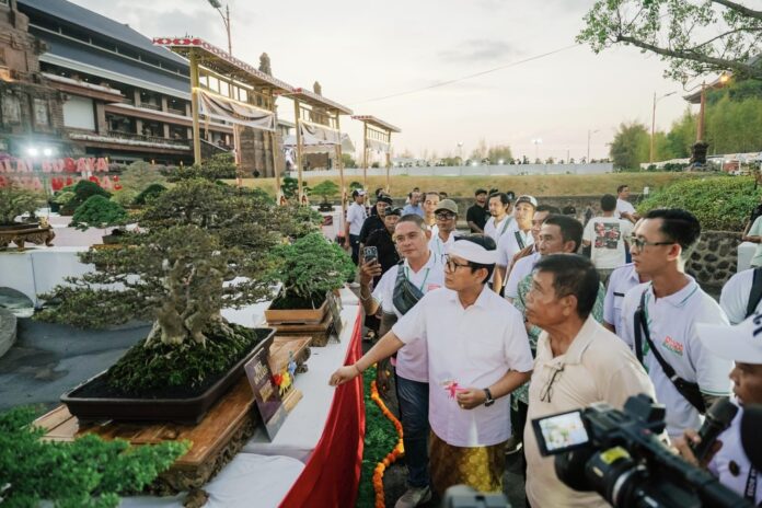 Bupati Badung, I Wayan Adi Arnawa saat menghadiri Kontes dan Pameran Nasional Pesona Bonsai dan Suiseki Badung 2026 di Lapangan Balai Budaya Giri Nata Mandala, Pusat Pemerintahan Kabupaten Badung, Rabu (21/10/2026)