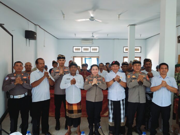 Warga masyarakat Desa Yeh Kuning, Kecamatan Negara, Rabu (21/10) dikumpulkan Kapolres Jembrana AKBP Cheery S.M. Simamora