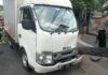 Tabrak Pohon Perindang, Sopir Box asal NTT Meregang Nyawa Diduga hilang kendali, satu unit Mobil Isuzu pick up box DK 8764 CO yang disopiri YN,50, oleng dan langsung menabrak pohon di pinggir jalan